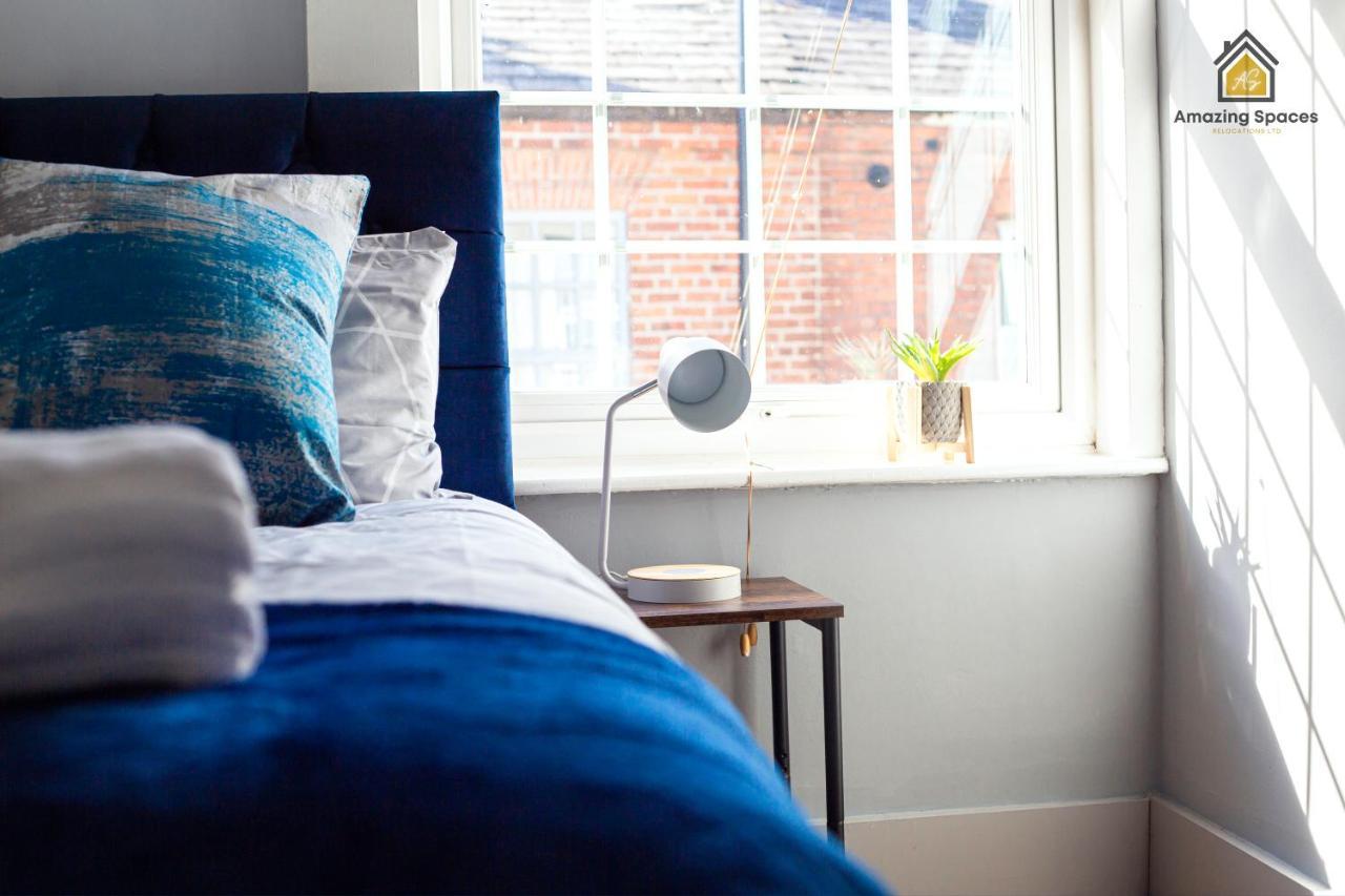 City Centre Comfort: 2-Bed Flat with WiFi Warrington  Exterior photo