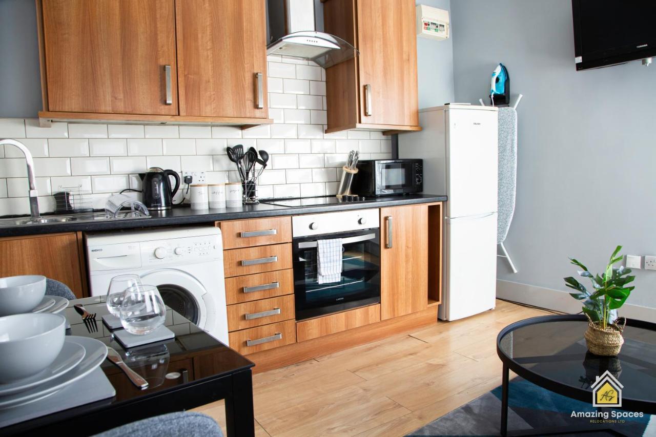 City Centre Comfort: 2-Bed Flat with WiFi Warrington  Exterior photo