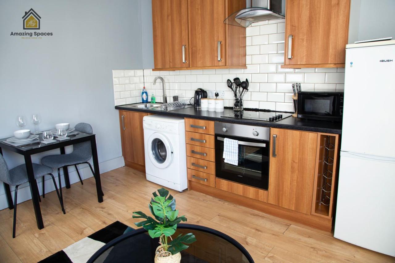 City Centre Comfort: 2-Bed Flat with WiFi Warrington  Exterior photo