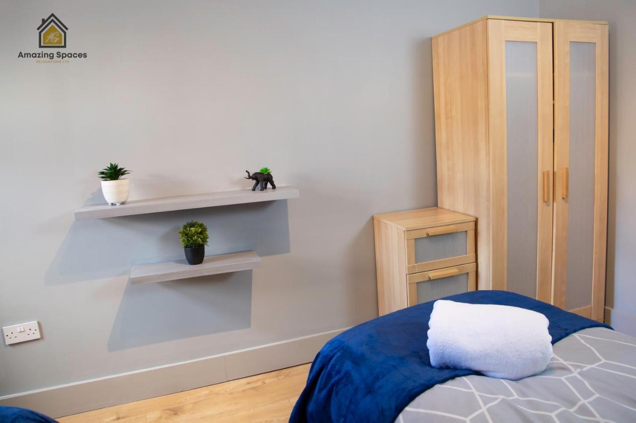 City Centre Comfort: 2-Bed Flat with WiFi Warrington  Exterior photo