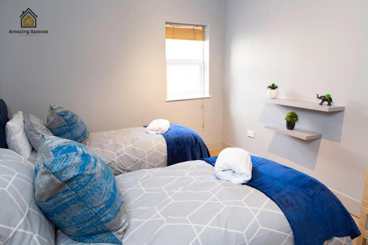 City Centre Comfort: 2-Bed Flat with WiFi Warrington  Exterior photo