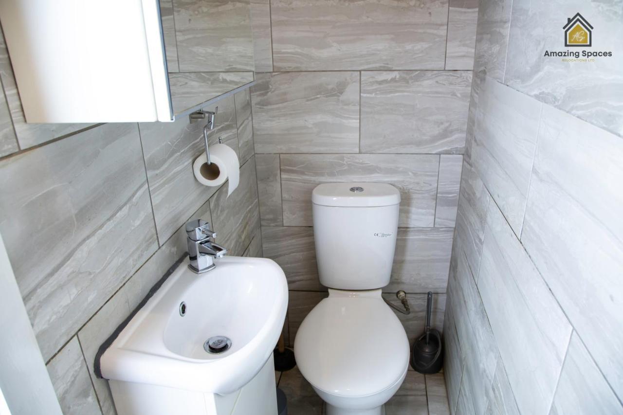 City Centre Comfort: 2-Bed Flat with WiFi Warrington  Exterior photo