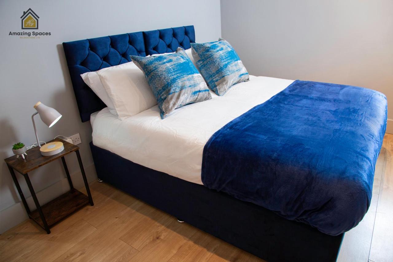 City Centre Comfort: 2-Bed Flat with WiFi Warrington  Exterior photo